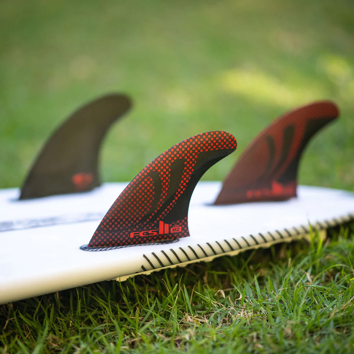 FCS II SHARP EYE PC TRI FIN SET - BLACK RED