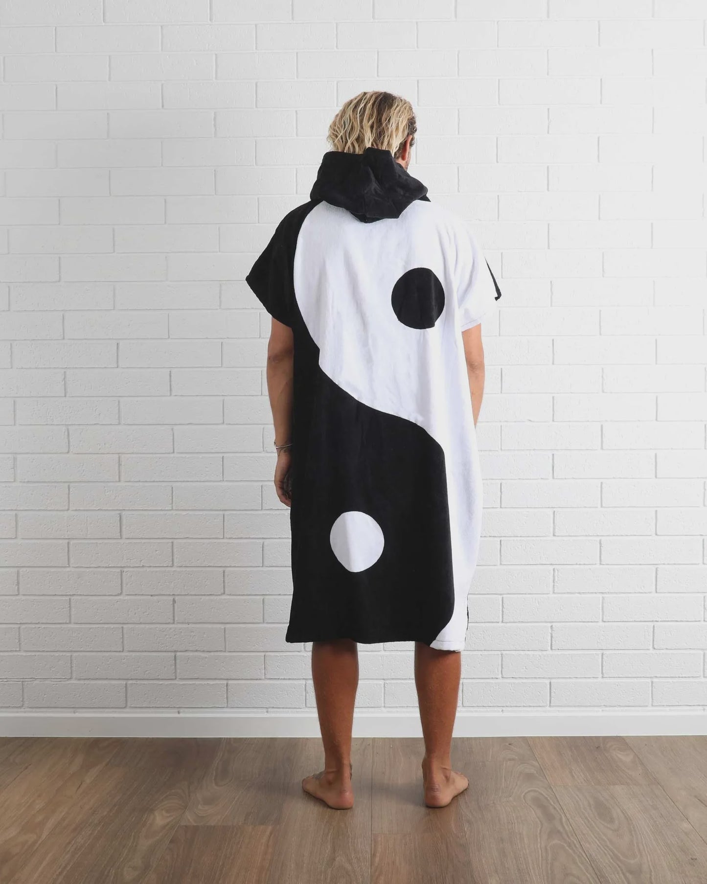 T&C YIN YANG HOODED TOWEL - BLACK/WHITE